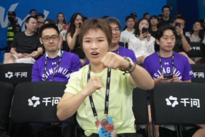 看看谁来了！综合格斗名将张伟丽到场观战AUBL半决赛 坐姚明旁边
